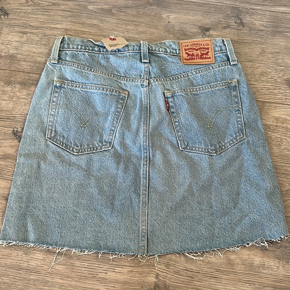 NWT Levi’s high rise deconstructed skirt 28